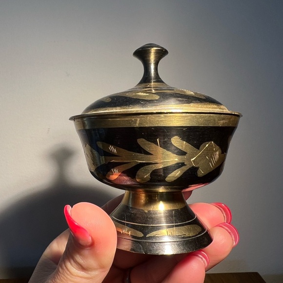 Brass and black jewelry, trinket dishes, make up holders vintage etched India - Picture 9 of 9